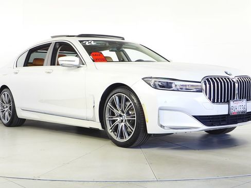 Used 2022 BMW 740i w/ Premium Package image 4