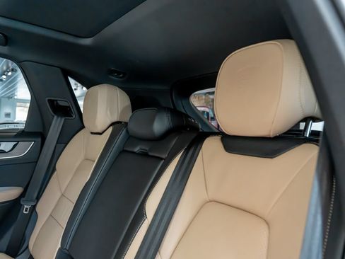 Certified 2025 Porsche Cayenne AWD/4WD image 25
