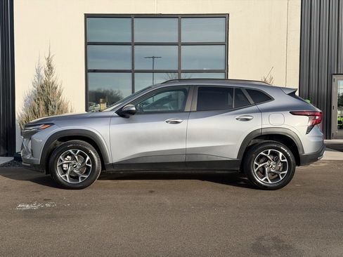 Used 2024 Chevrolet Trax LT w/ Sunroof Package image 2