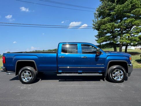 Used 2017 GMC Sierra 2500 SLT w/ Duramax Plus Package AWD/4WD image 6