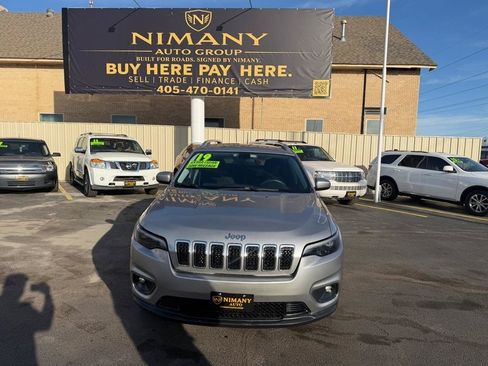 Used 2019 Jeep Cherokee Latitude w/ Popular Appearance Group FWD image 2