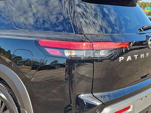 Used 2025 Nissan Pathfinder SL w/ SL Premium Package image 38