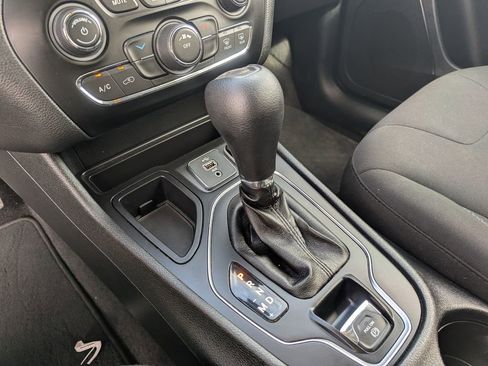 Used 2019 Jeep Cherokee Latitude w/ Popular Appearance Group image 14