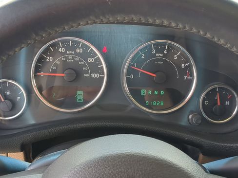 Used 2014 Jeep Wrangler Unlimited Sahara w/ Connectivity Group AWD/4WD image 21