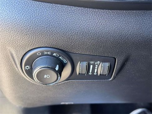 Certified 2023 Jeep Compass Limited image 28