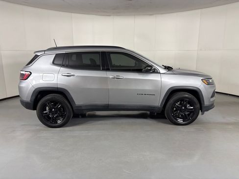 Used 2024 Jeep Compass Latitude AWD/4WD image 9