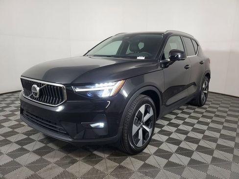 Certified 2025 Volvo XC40 B5 Plus image 4