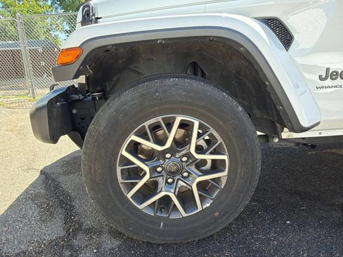 Used 2025 Jeep Wrangler Unlimited Sahara AWD/4WD image 29