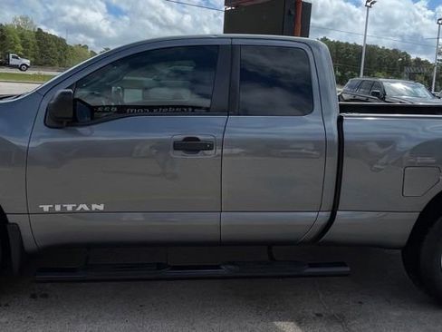 Used 2017 Nissan Titan S image 8