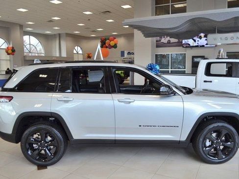 New 2025 Jeep Grand Cherokee Limited w/ Black Appearance Package image 9