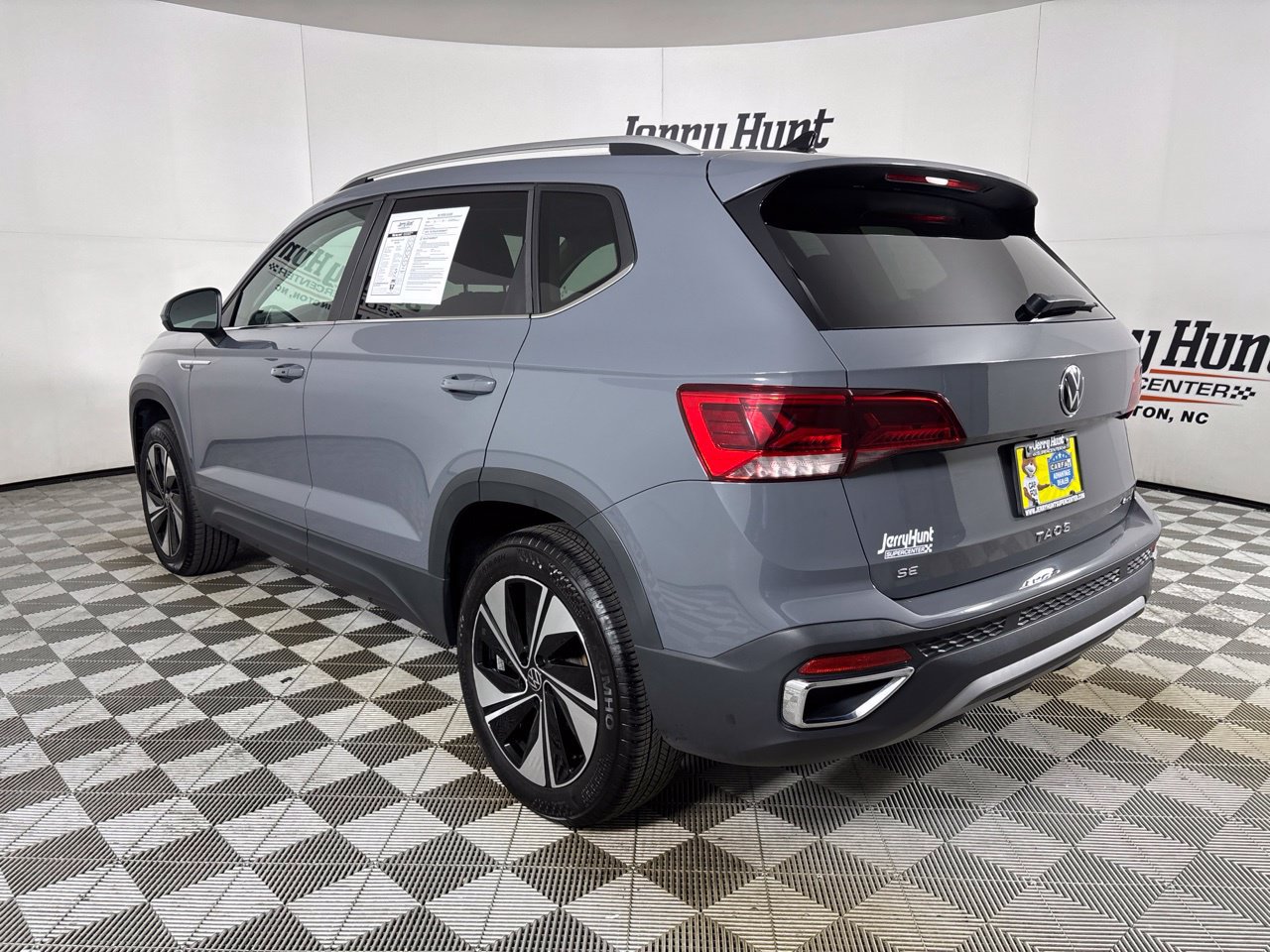 Used 2024 Volkswagen Taos SE w/ Panoramic Sunroof Package AWD/4WD image 9