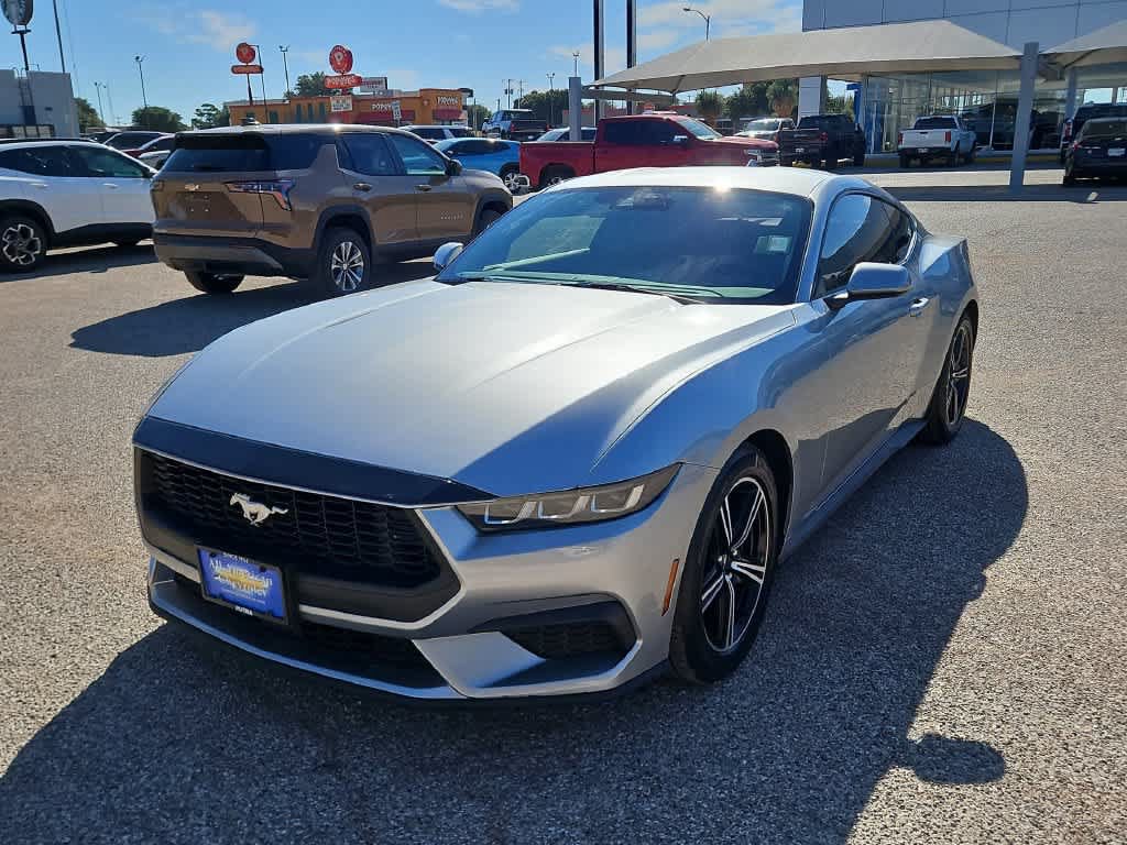 Used 2025 Ford Mustang Coupe RWD image 4
