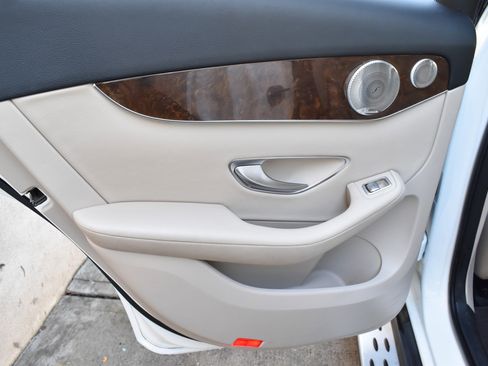 Used 2017 Mercedes-Benz GLC 300 4MATIC image 25