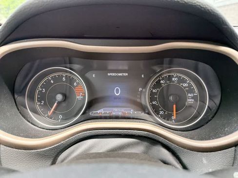 Used 2018 Jeep Cherokee Limited AWD/4WD image 34
