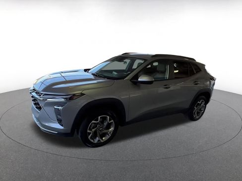 Used 2025 Chevrolet Trax LT image 8