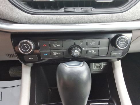 Used 2022 Jeep Compass Latitude FWD image 17