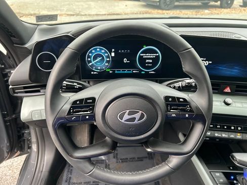 Certified 2025 Hyundai Elantra Limited image 18