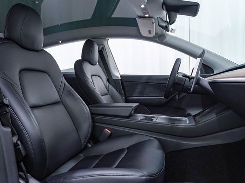 Used 2021 Tesla Model Y Long Range image 17