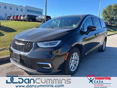 Used 2025 Chrysler Pacifica Select