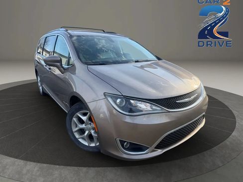 Used 2017 Chrysler Pacifica Touring-L Plus FWD image 2