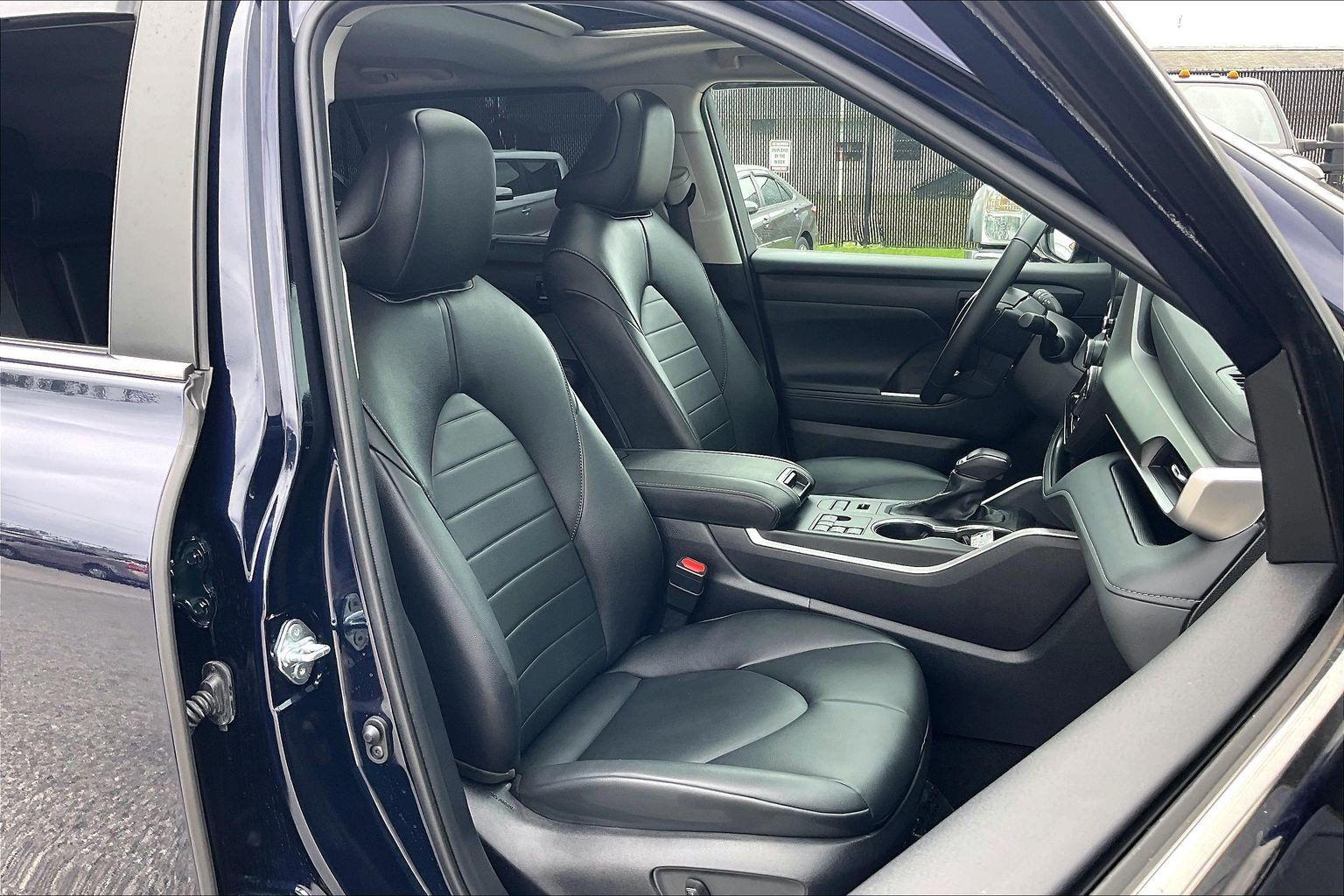 Used 2024 Toyota Highlander XLE AWD/4WD image 9