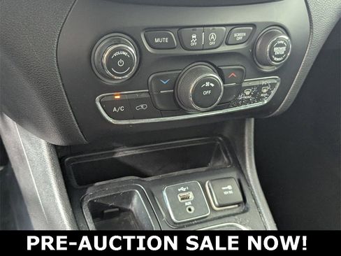 Used 2019 Jeep Cherokee Latitude Plus image 22