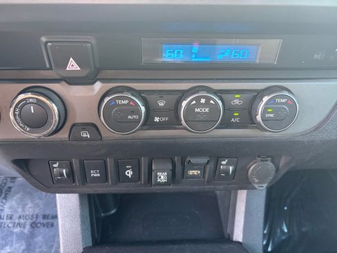 Used 2022 Toyota Tacoma TRD Off-Road AWD/4WD image 21