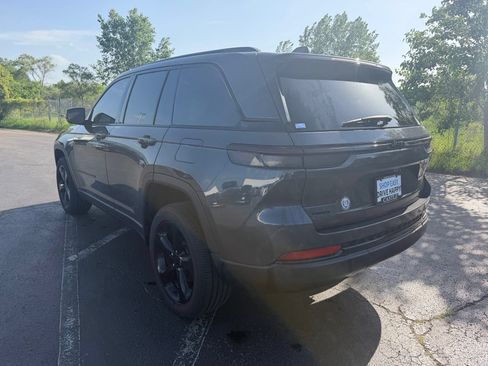 Used 2023 Jeep Grand Cherokee Altitude AWD/4WD image 10