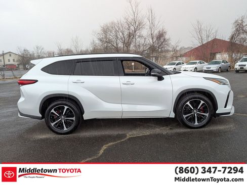 Used 2022 Toyota Highlander XSE image 2