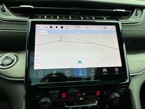 Used 2024 Jeep Grand Cherokee Limited w/ Black Appearance Package image 18