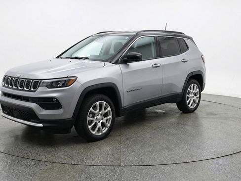 Used 2025 Jeep Compass Limited AWD/4WD image 3