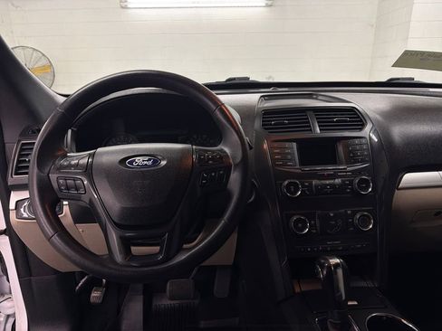 Certified 2019 Ford Explorer FWD image 9