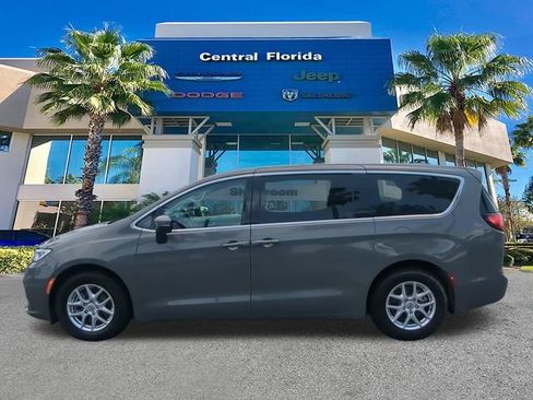 Used 2023 Chrysler Pacifica Touring-L FWD image 8