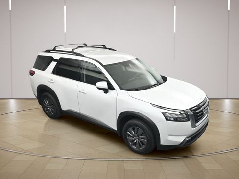 Certified 2025 Nissan Pathfinder SV FWD image 32