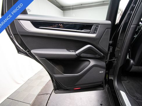 Used 2025 Porsche Cayenne AWD/4WD image 31