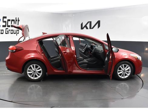 Certified 2017 Kia Forte S FWD image 28