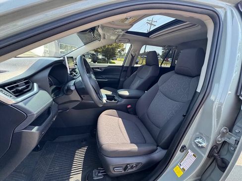 Used 2020 Toyota RAV4 XLE w/ Convenience Package FWD image 17