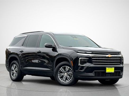 Used 2024 Chevrolet Traverse LT image 2