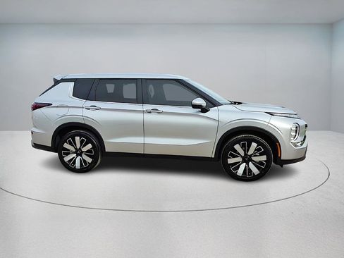 New 2026 Mitsubishi Outlander SE image 8