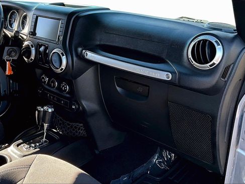 Used 2018 Jeep Wrangler Sahara w/ Connectivity Group AWD/4WD image 13