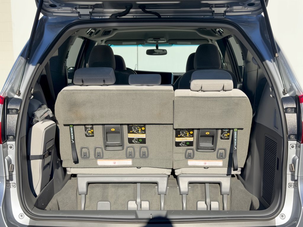 Used 2015 Toyota Sienna LE FWD image 28