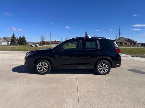 Used 2022 Subaru Forester Premium AWD/4WD image 1