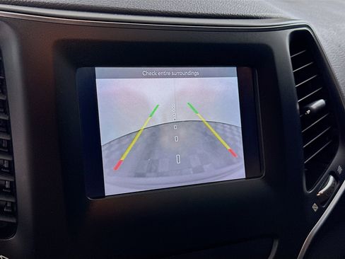 Used 2019 Jeep Cherokee Latitude Plus FWD image 21