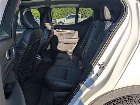 Used 2023 Volvo XC40 B4 Ultimate FWD image 27