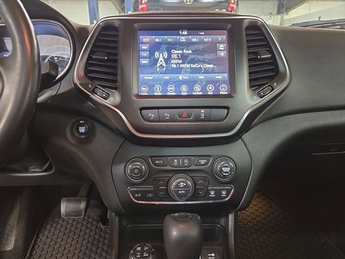 Used 2019 Jeep Cherokee Trailhawk image 16