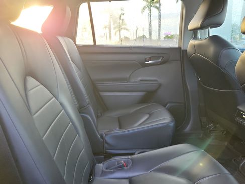 Used 2023 Toyota Highlander XLE FWD image 15