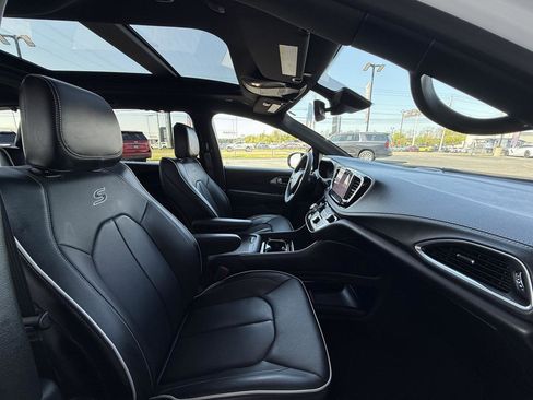 Used 2023 Chrysler Pacifica Limited w/ S Appearance Package image 31