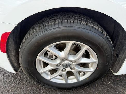 Used 2024 Chrysler Pacifica Touring-L FWD image 11