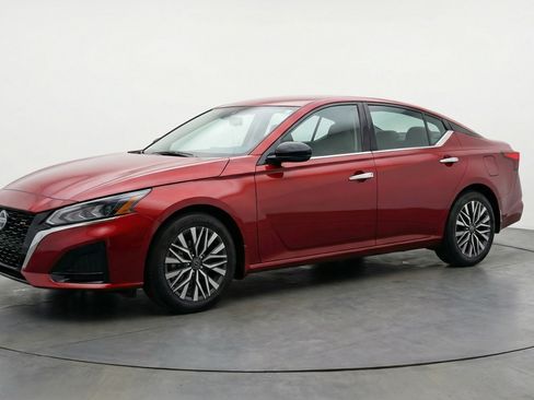 Used 2025 Nissan Altima 2.5 SV image 3