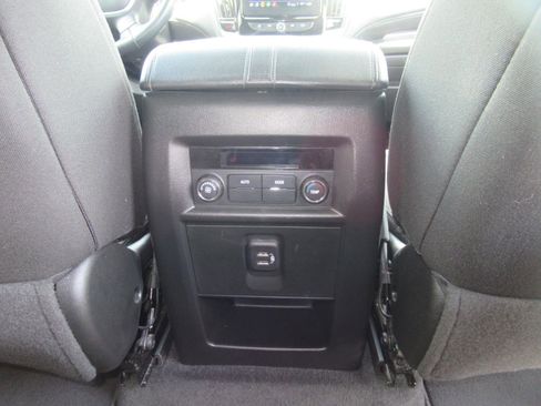 Used 2023 Chevrolet Traverse LT FWD image 33